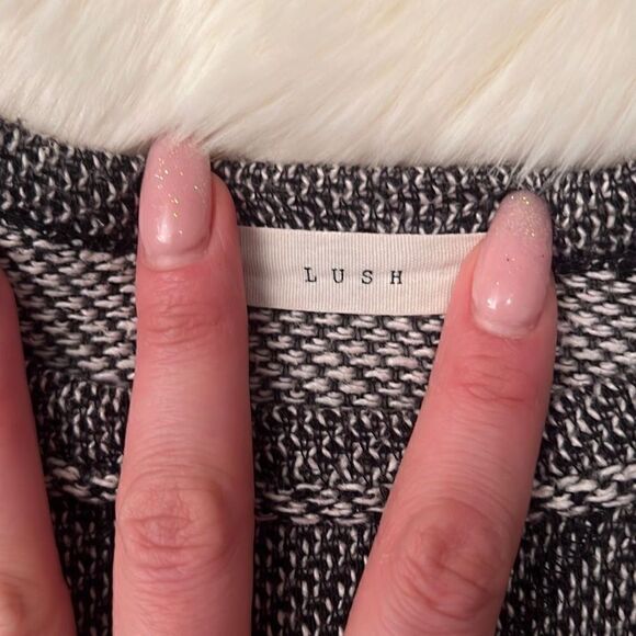 Casual Lush Sweater with Quilted Leather Shoulders - Picture 7 of 14